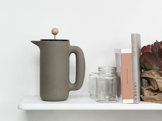 Formschöner Kaffeebereiter von Muuto begeistert mit seinem stilvollen Design und seiner durchdachten Funktionalität. So ist auch die Küche oder das Regal schnell optisch aufgewertet. 