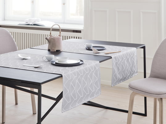 Der Arne Jacobsen Tischläufer von Georg Jensen Damask wertet den Esstisch optisch auf und schützt ihn vor Flecken und Kratzern. Finden Sie Tischdecken und Tischläufer im Connox Shop!