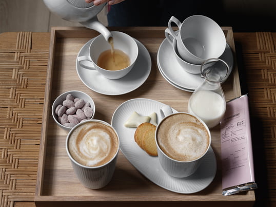 Weiß Gerippt Geschirr von Royal Copenhagen in der Ambienteansicht. Das Geschirr macht sich wunderbar auf der gedeckten Kaffeetafel oder dem Frühstückstisch.