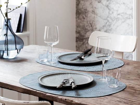 Das Nanna Ditzel Tischset von Georg Jensen Damask überzeugt mit einfachen grafischen Linien und schafft einen harmonischen Look, der die ovale Form des Platzdeckchens betont.
